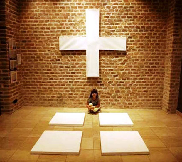 ИЗЛОЖБА У “КУЋИ ЛЕГАТА”: Уметници на крсту